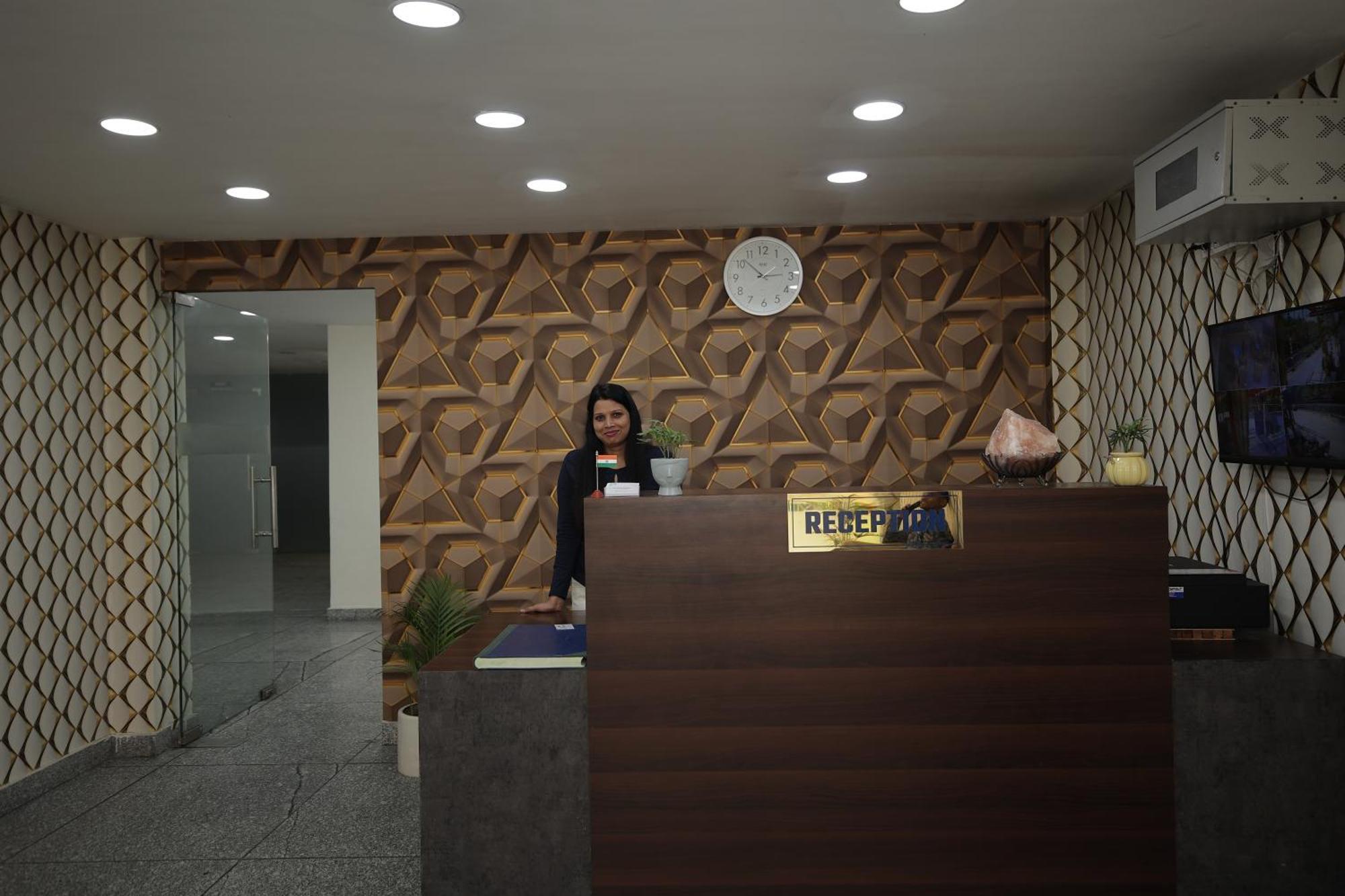 Hotel The Anvi Residency Sector 122 Noida Esterno foto