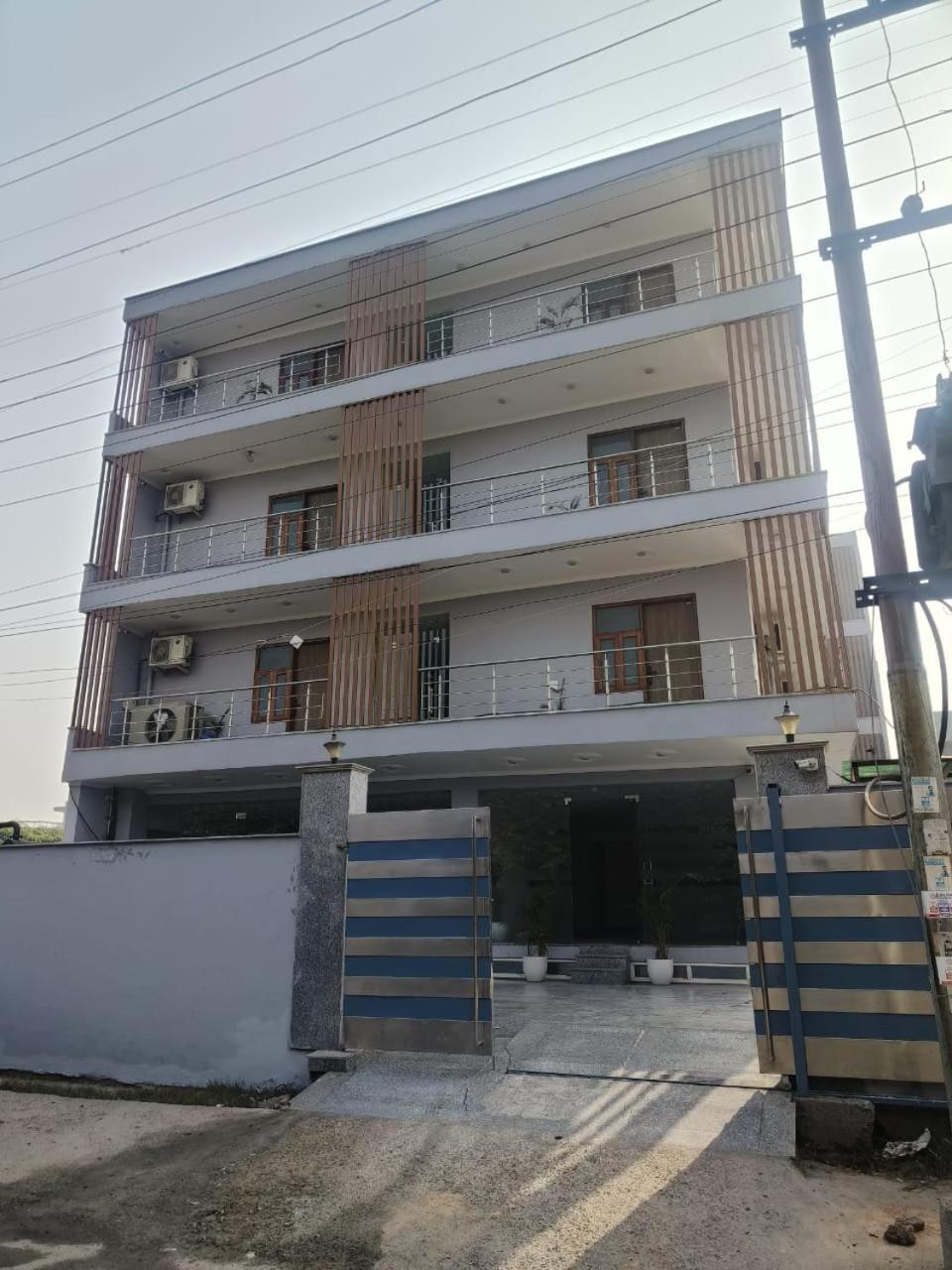 Hotel The Anvi Residency Sector 122 Noida Esterno foto